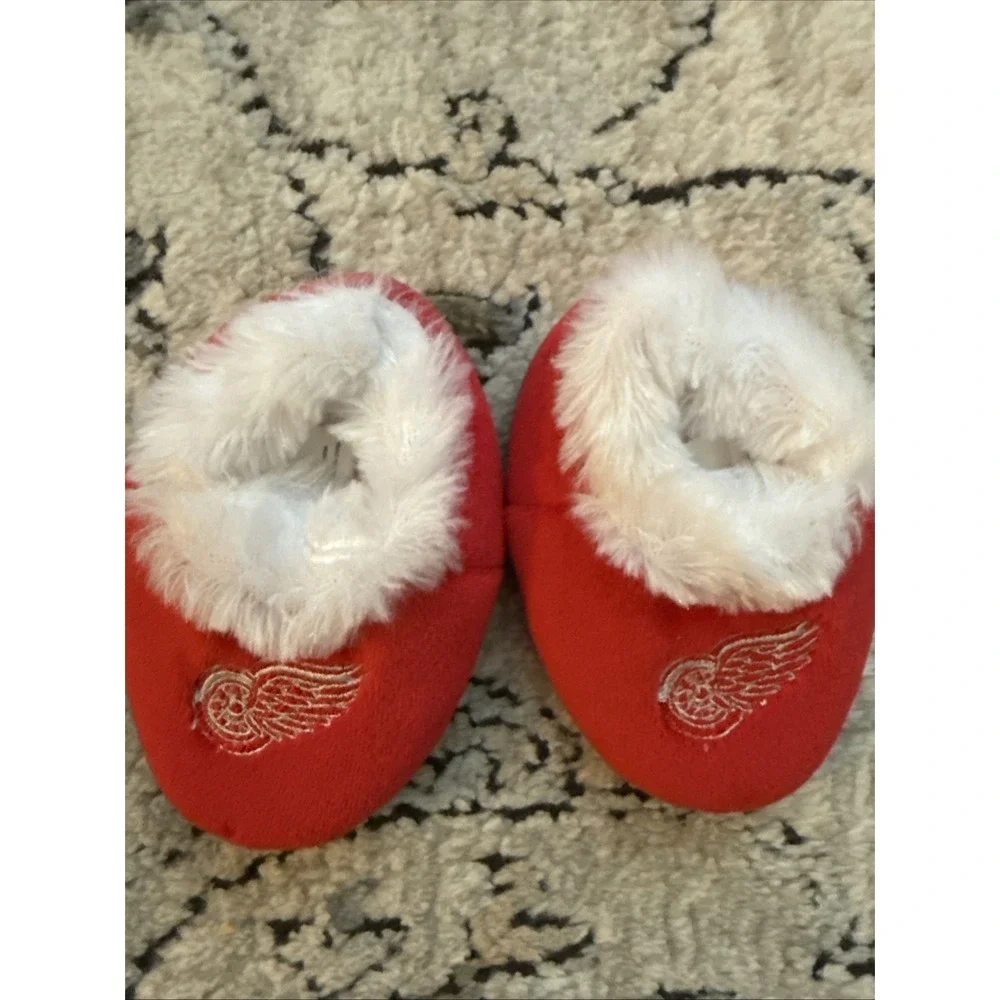 Too Cute! New Licensed Detroit Red Wings Baby Booties Socks 2 Pair  S136